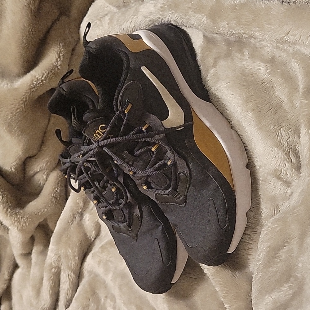 Women's Nike Air 270 React in Navy Blue and Gold size 7.5